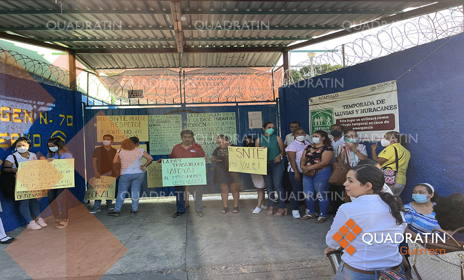 Toman una secundaria de Acapulco para exigir reinstalación de maestro