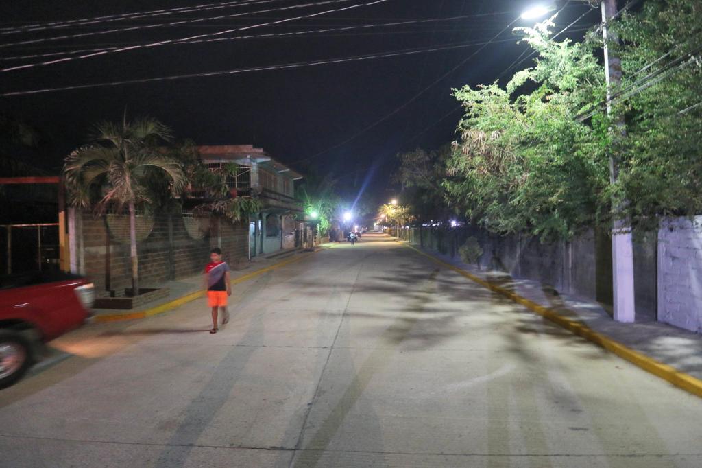 Inaugura Abelina iluminación y pavimentación en zona poniente de Acapulco