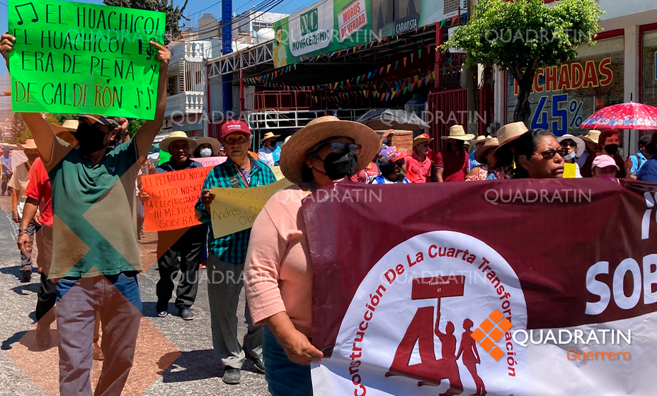 Marchan en Chilpancingo por 85 aniversario de la Expropiación Petrolera