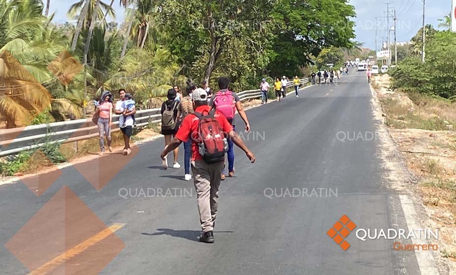 Bloquean en Petatlán habitantes de la sierra y causan kilométricas filas