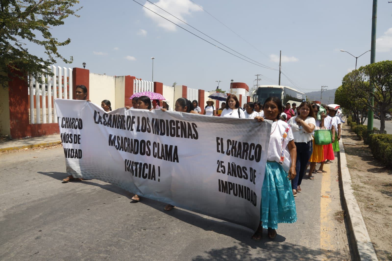 Marchan indígenas na savi en Ayutla a 25 años de la masacre de El Charco