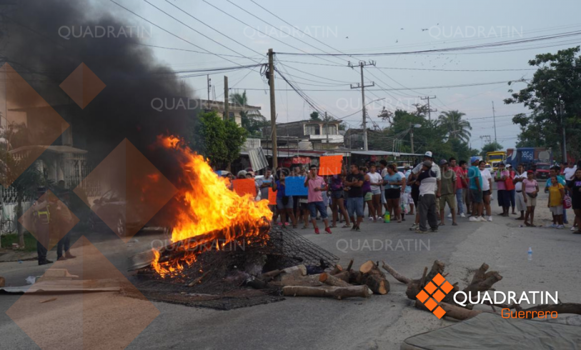 Bloquean Pobladores De El Cayaco La Carretera Acapulco Pinotepa Nacional