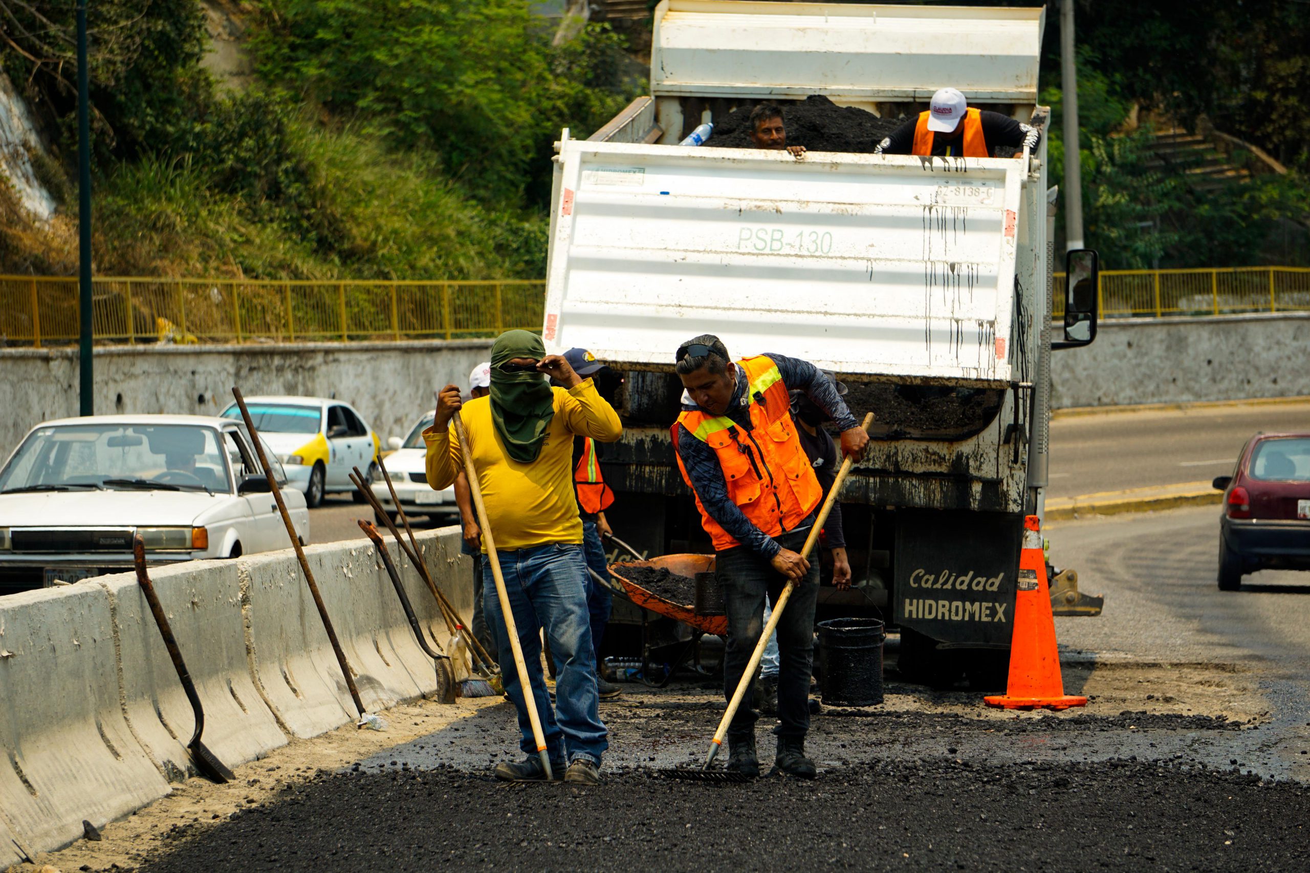 Continúa Gobierno de Acapulco con programa emergente de bacheo