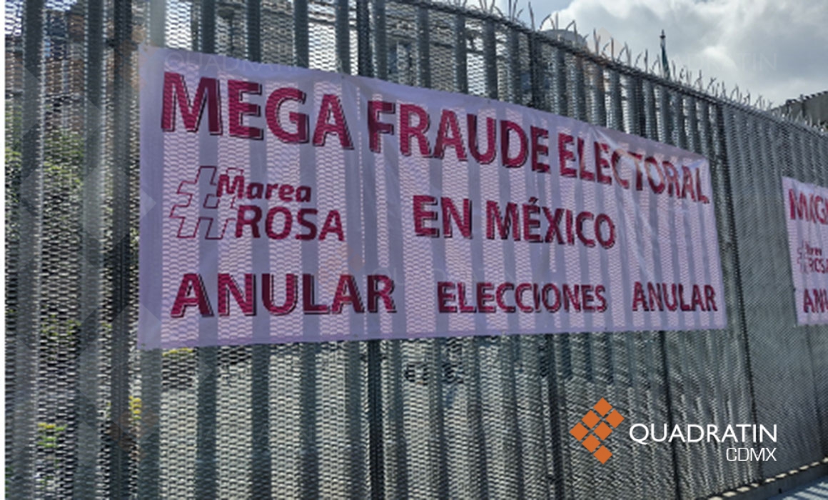 Protesta marea rosa afuera del TEPJF en CDMX contra validez de elección