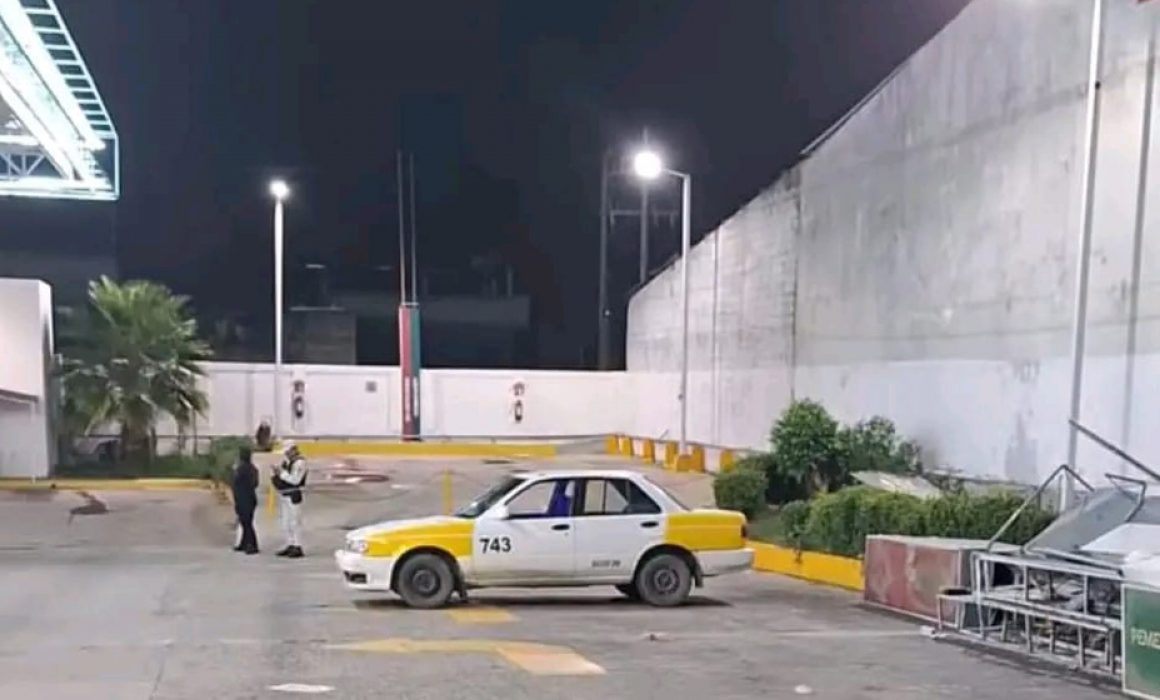 Balean A Hombres Dentro De Taxi Colectivo En Gasolinera De Acapulco