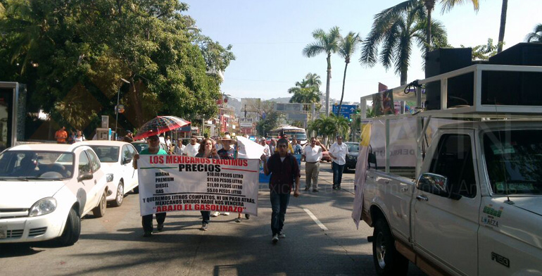 Marchan de La Diana al Zócalo de Acapulco en contra del gasolinazo - Quadratin Guerrero (Registro)