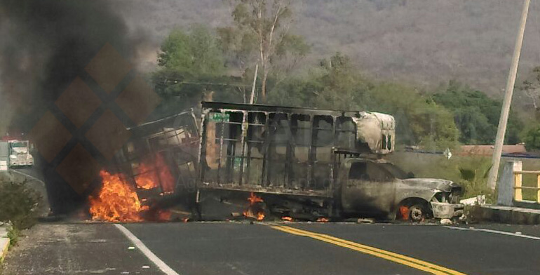 Queman presuntas autodefensas 24 camiones en la Iguala-Ciudad ... - Quadratin Guerrero (Registro)