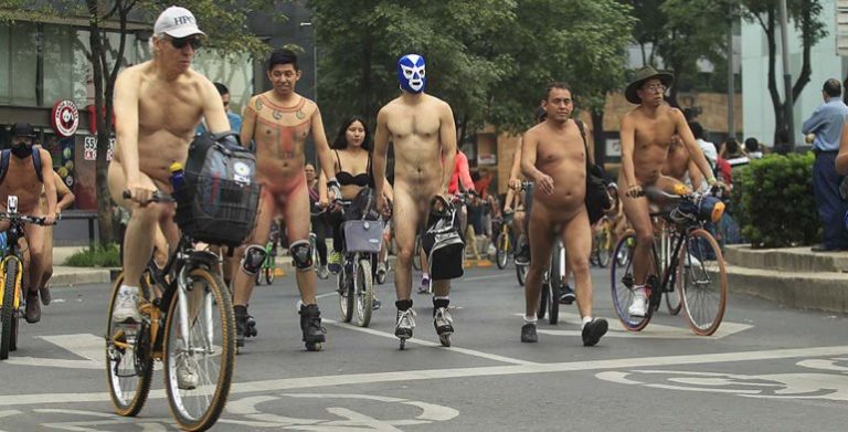 Todos Miran Rodar A Ciclistas Desnudos En CDMX