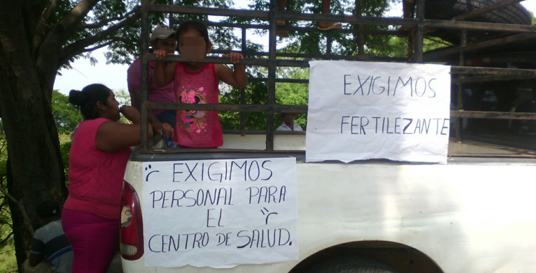 Toman vecinos la alcaldía de Igualapa y bloquean la carretera a ... - Quadratin Guerrero (Registro)