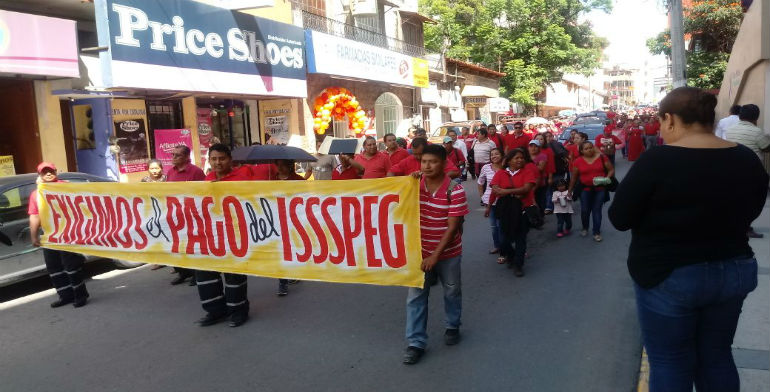 Marchan trabajadores del Ayuntamiento de Chilpancingo y anuncian paro