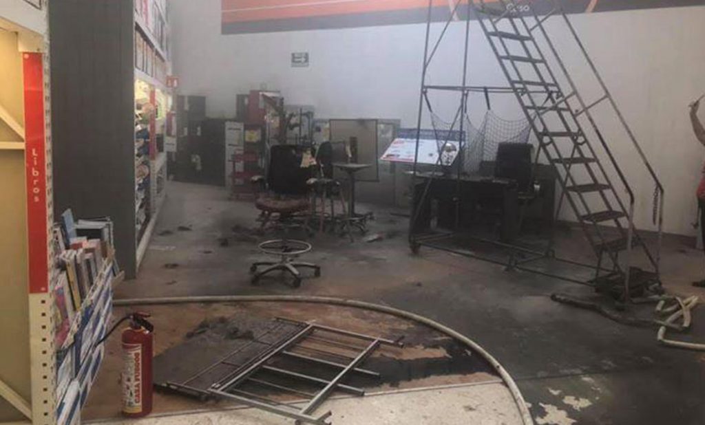Se incendia sucursal de Office Depot en Acapulco