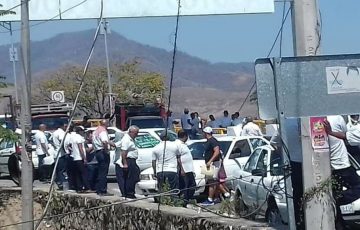 Bloquean Taxistas La Carretera En Coyuca De Benítez