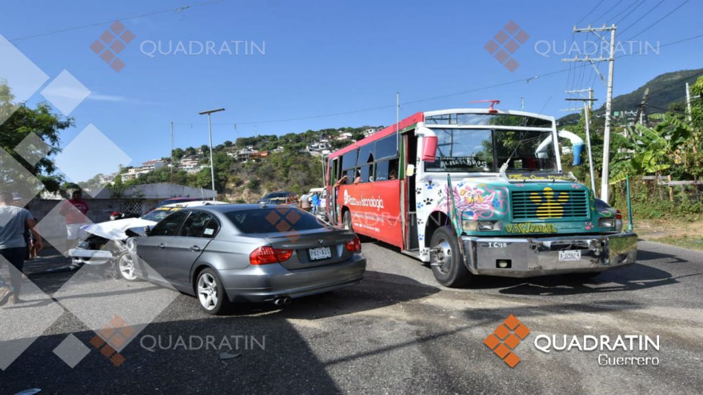  BMW se impacta contra taxi colectivo en Acapulco;   lesionados