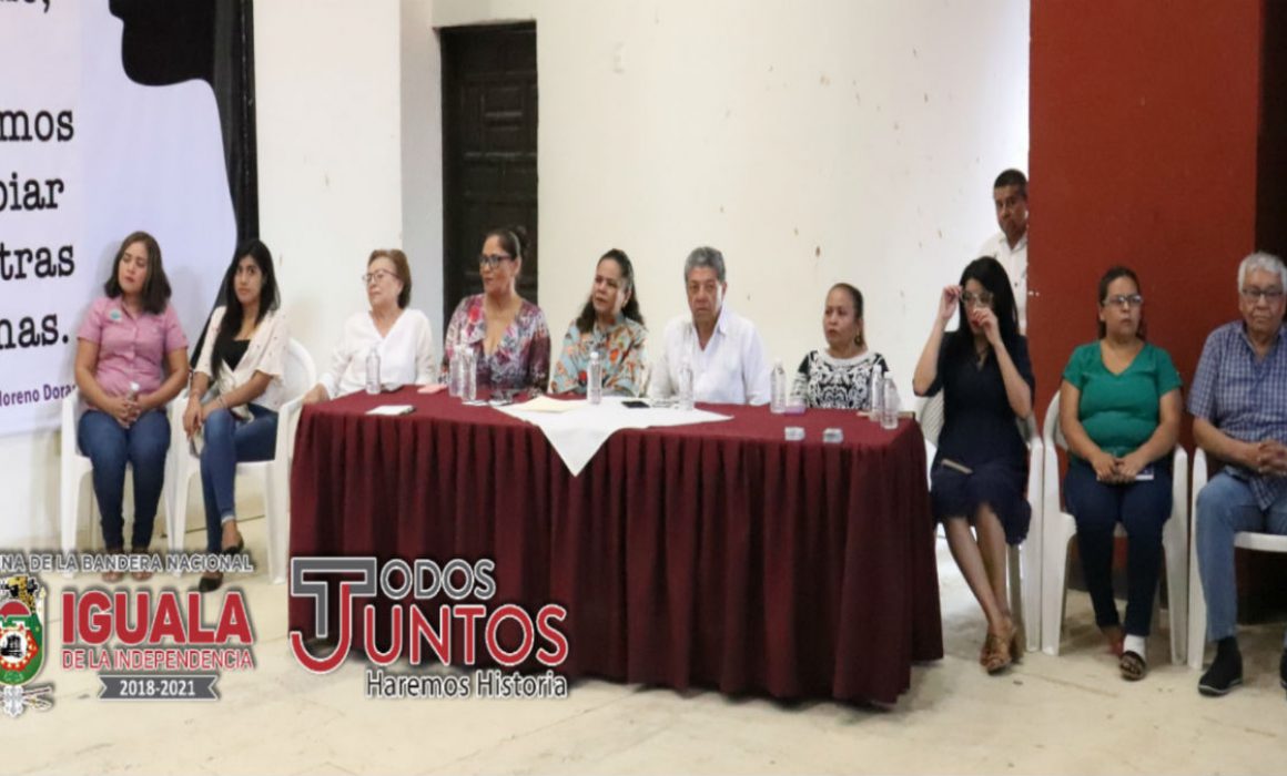 Asiste alcalde de Iguala a conferencia Mujer en busca de una vida digna