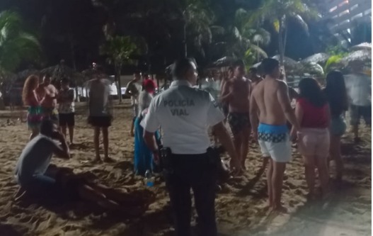 Auxilian policías a turistas a punto de ahogarse en Acapulco
