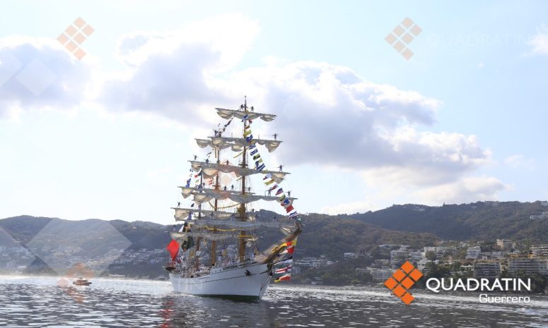 Navega el Caballero de los Mares hacia su primera visita a Zihuatanejo