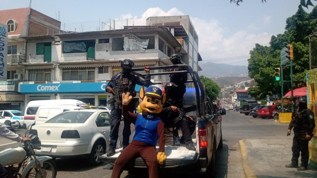 Reparten policías estatales juguetes a niñas y niños en Chilpancingo