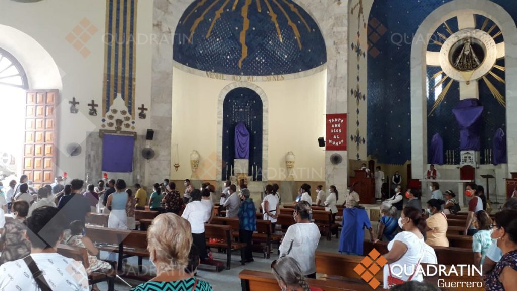 Celebran viacrucis en interior de iglesias por pandemia en Acapulco