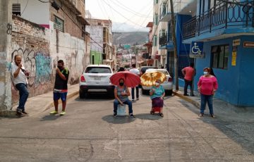 Bloquean colonos calles del Centro de Chilpancingo por falta de agua