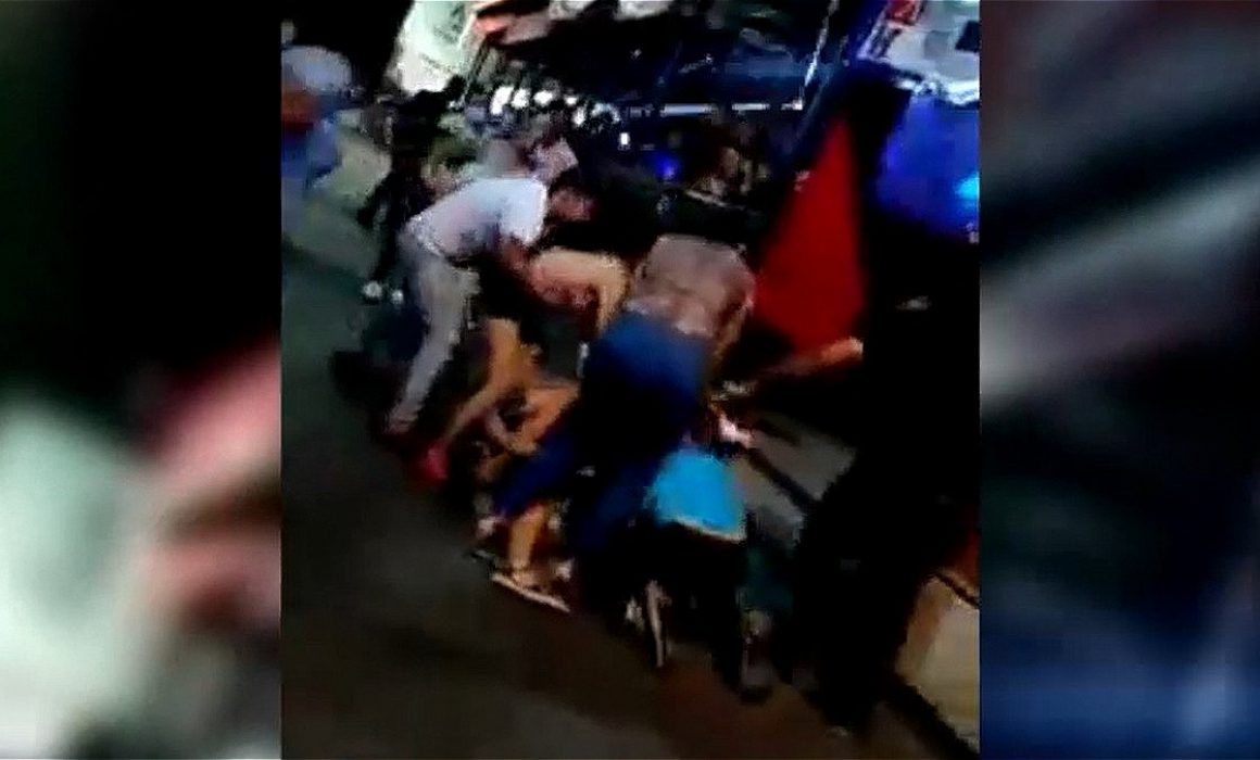 Protagonizan riña 2 mujeres y un hombre en plena Costera de Acapulco