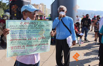 Bloquean maestros la Costera de Acapulco para exigir pago de prestaciones