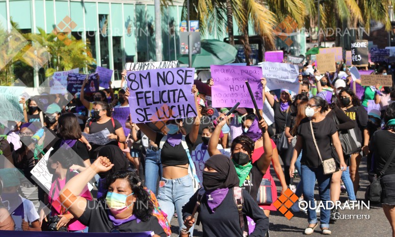Mil mujeres marchan en Acapulco contra la violencia feminicida