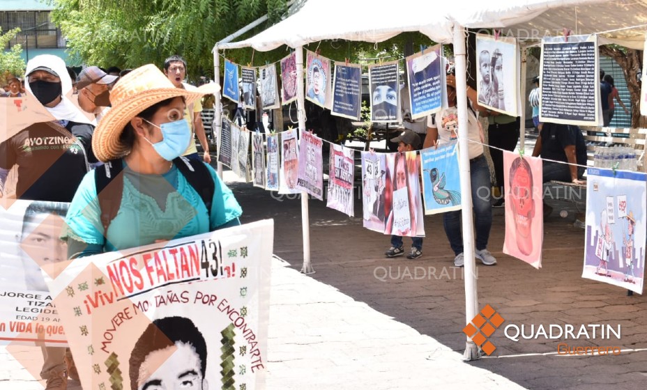 Involucrados siguen libres y la FGR no esclarece caso de los 43, acusan