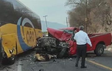 Choque vehicular deja un muerto y 2 lesionados en la Tlapa-Puebla