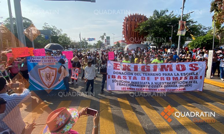 Bloquean padres y maestros para exigir terreno para primaria en Acapulco