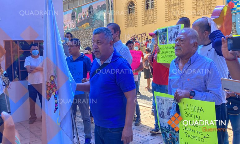 Protesta líder social mientras presidenta de la CDHEG rinde su informe