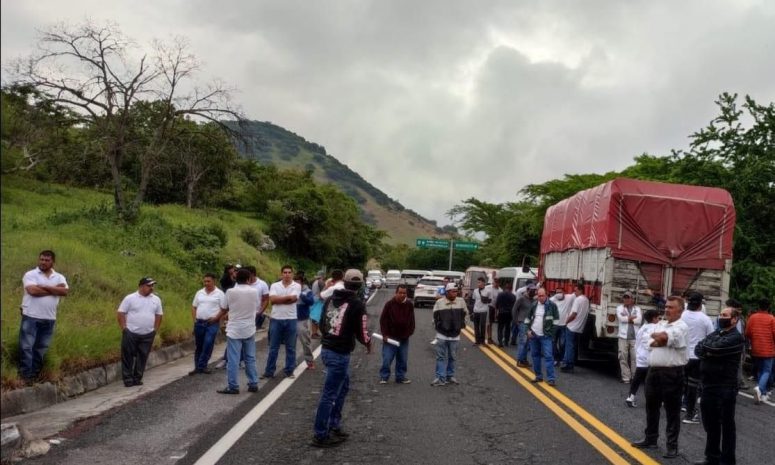 Bloquean en Buenavista por desaparición de 2 vecinos que fueron a Iguala