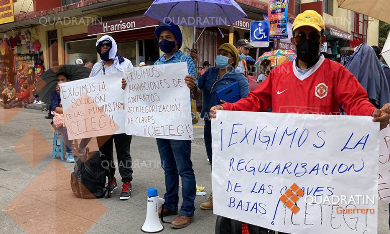 Irrumpe CETEG en el Congreso, causa destrozos y bloquea en Chilpancingo