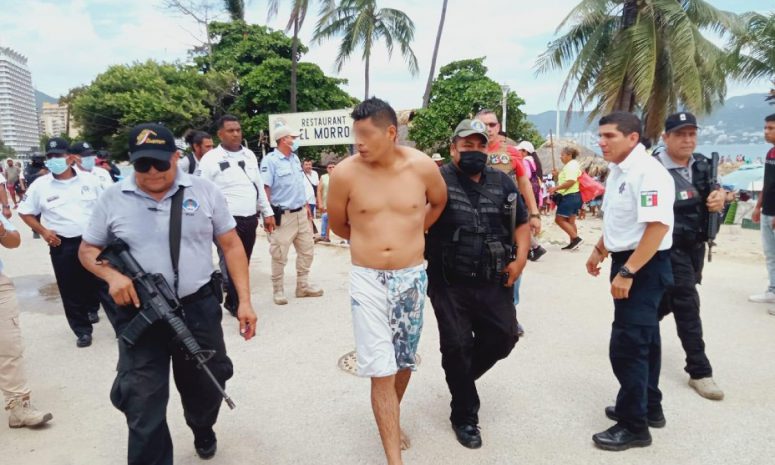 Riña en playa Papagayo de Acapulco deja 2 policías heridos y 3 detenidos