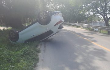 Pierde el control de su camioneta y vuelca sobre la carretera en ...