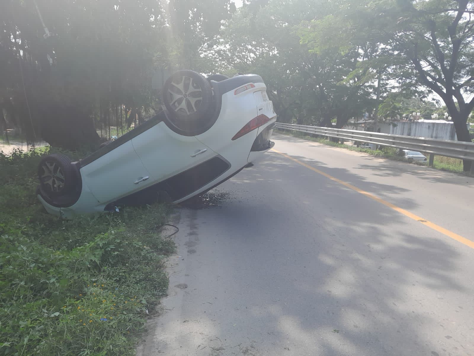 Pierde el control de su camioneta y vuelca sobre la carretera en ...