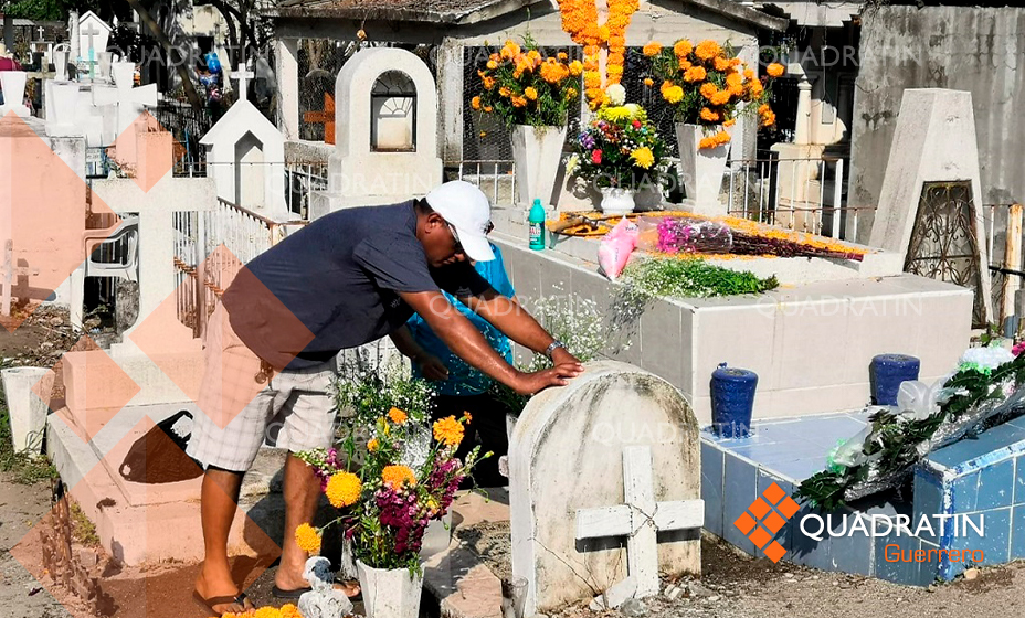 Panteones Se Llenan De Flores Y Ofrendas A Los Difuntos En Zihuatanejo 2177