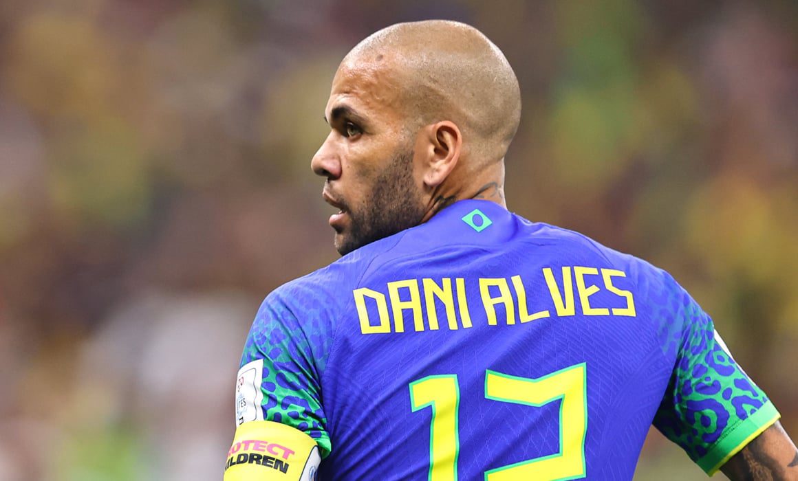 Brasil pierde al 92, pero Dani Alves gana marcas