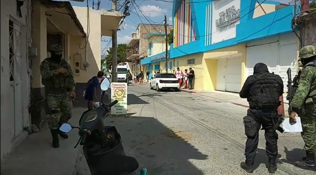 Asesinan de 10 balazos a mujer frente a colegio en el Centro de Iguala
