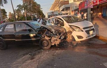 Intenta rebasar y choca de frente a otro auto en la Costera de Acapulco