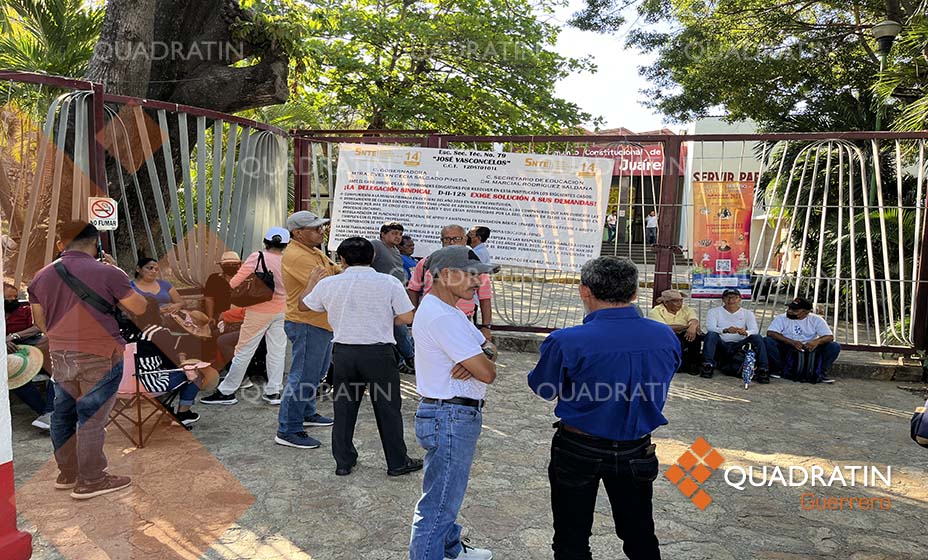 Ahora protestan en alcaldía de Acapulco maestros de secundarias técnicas