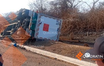 Vuelca tráiler de la Corona en la Autopista Siglo 21 - Quadratín Guerrero