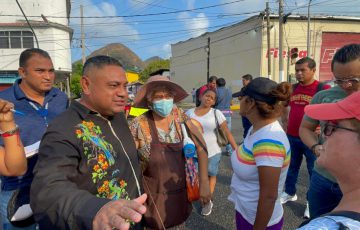 Atiende Abelina a vecinos de la colonia Morelos que bloquearon avenidas