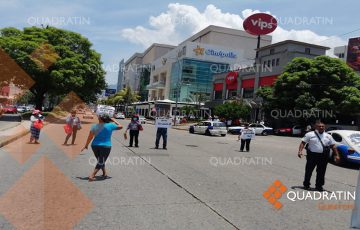 Bloquean jubilados la Costera de Acapulco para exigir pagos