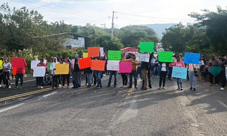 Bloquean carretera en Tixtla para exigir maestros en un jardín de niños