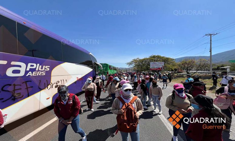 Ahora bloquean normalistas en Chilpancingo por los detenidos en Acapulco