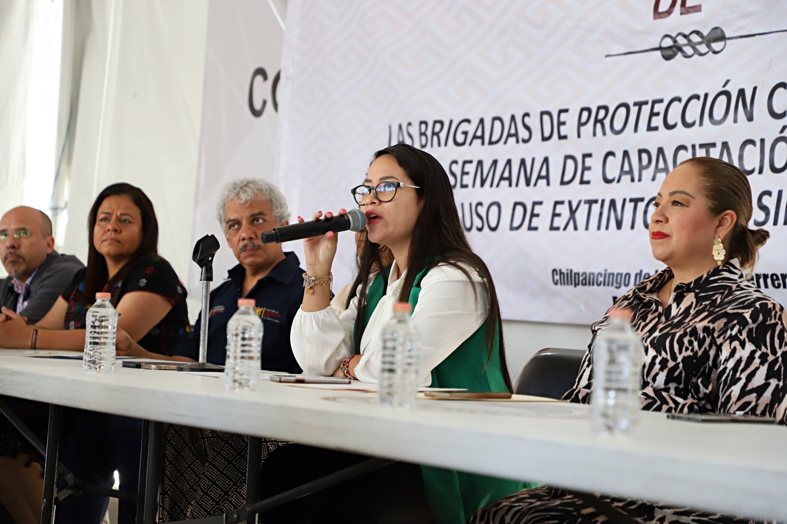 Citlali Calixto lleva protesta a brigadas del PC del Congreso de Guerrero