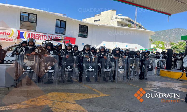 Con diálogo y policías antimotines intentan liberar bloqueo en Acapulco