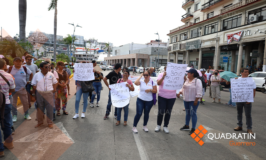 Bloquean maestros hora y media la Costera de Acapulco por pago de bono