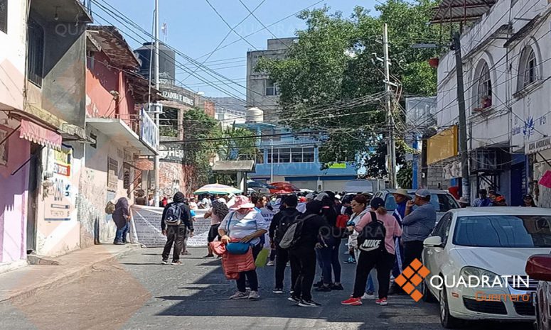 Bloquean accesos a Subsecretaría de Educación Básica en Chilpancingo