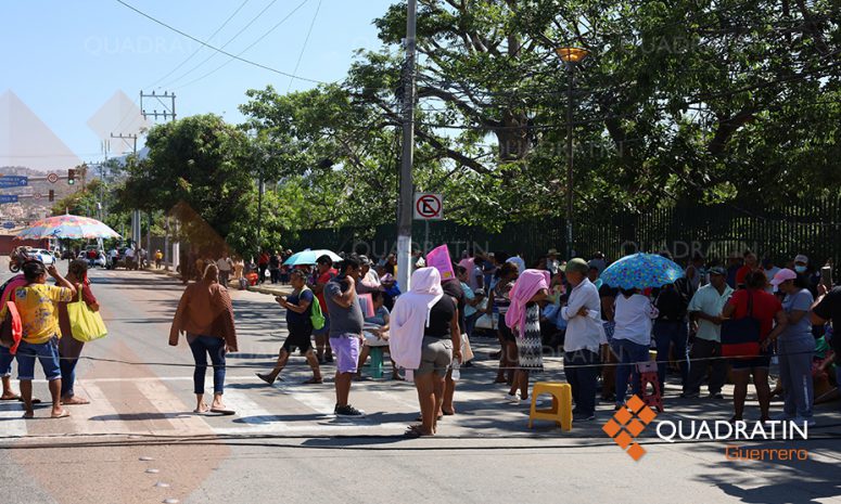 Vuelven a bloquear en Acapulco más damnificados del huracán Otis